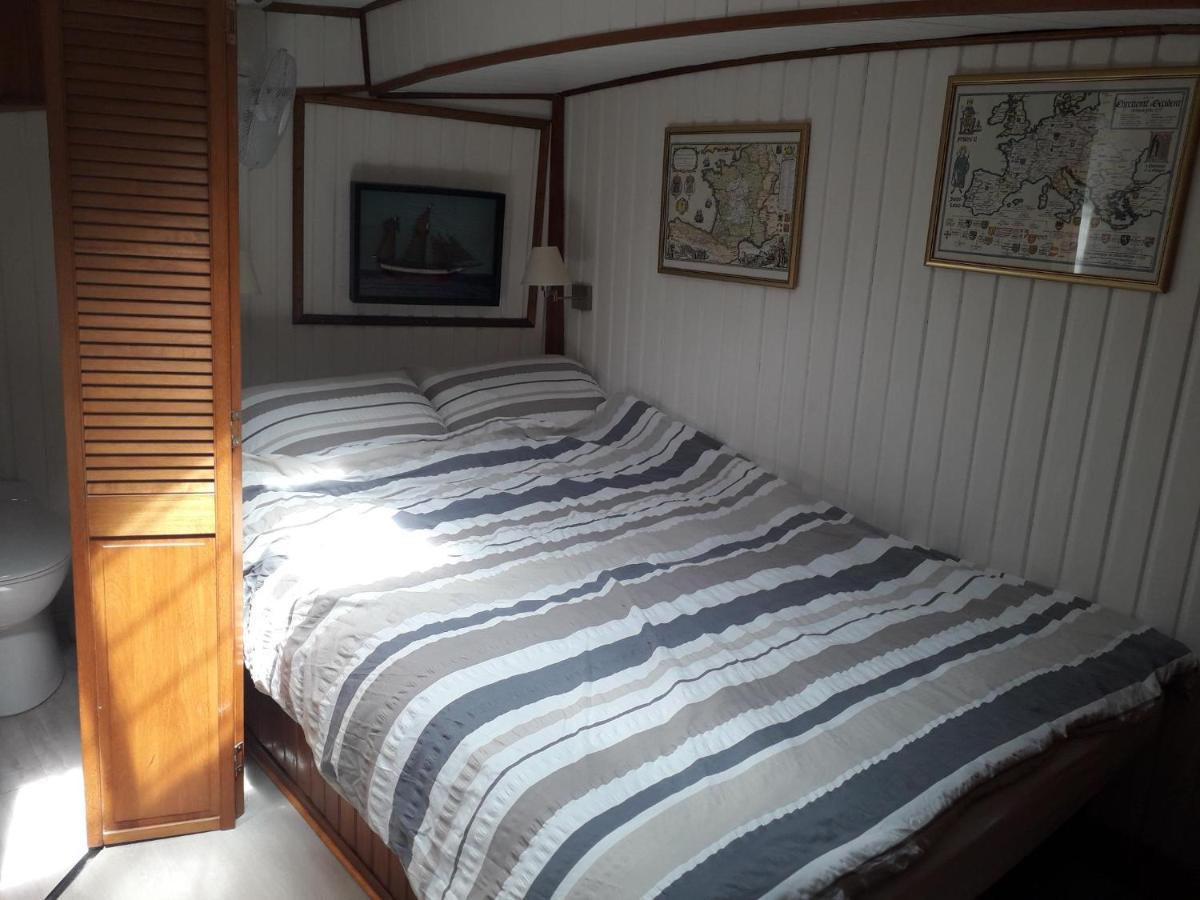 Peniche Caroline Bed & Breakfast Capestang Bagian luar foto